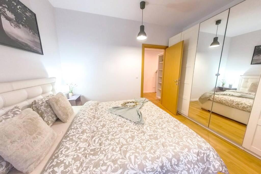 Old Town Spacious Apartment Bucarest Esterno foto